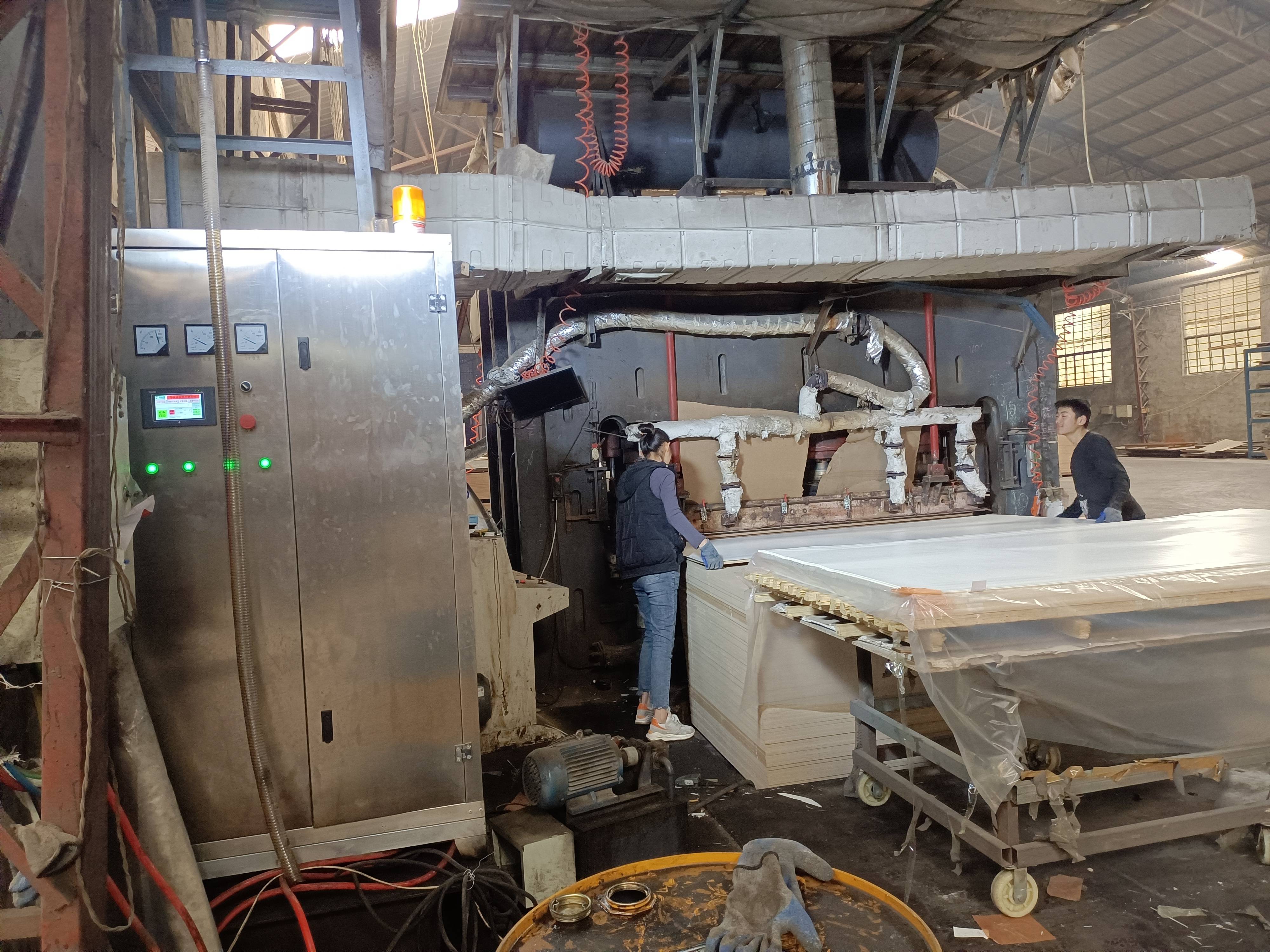 導熱油管道電磁加熱器（電磁導熱油爐）代替燃煤，燃氣導熱油爐在生態(tài)板熱壓中應(yīng)用
